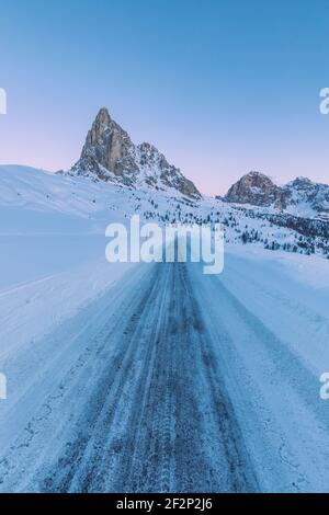 Die Straße zum Giau Pass bei Sonnenaufgang mit Blick auf La Gusela (Ra Gusela) und die Tofane, Dolomiten, Cortina d'Ampezzo, Provinz Belluno, Venetien, Italien Stockfoto