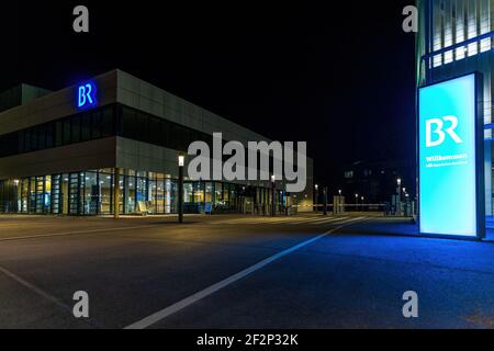 MÜNCHEN, DEUTSCHLAND - MÄRZ 2021: Der Bayerische Rundfunk in München Freimann bei Nacht Stockfoto