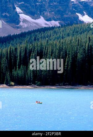 Paar Kanu auf der Aquamarin der Moraine Lake, Banff Nationalpark, Alberta, Kanada Stockfoto
