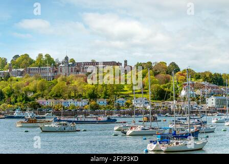 Dartmouth Marina am Fluss Dart mit dem Britannia Royal Naval College im Hintergrund, Devon, England, Großbritannien Stockfoto