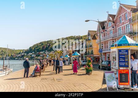 Touristen Sightseeing an der Uferpromenade von Dartmouth Hafen, Devon, England, Großbritannien Stockfoto