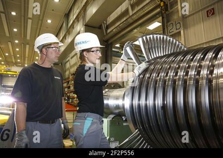 Themenfoto, Berufsausfälle bei Siemens Energy - junger Ingenieur in der Produktion, duale Ingenieurausbildung bei Siemens Energy ist die duale Ingenieurausbildung ein Duales Studium, eine Fachkräfteausbildung ("Lehrstelle") wird mit einem Ingenieurstudium kombiniert, Mülheim an der Ruhr, Nordrhein-Westfalen, Deutschland, Archivbild von 07/15/2013 Stockfoto