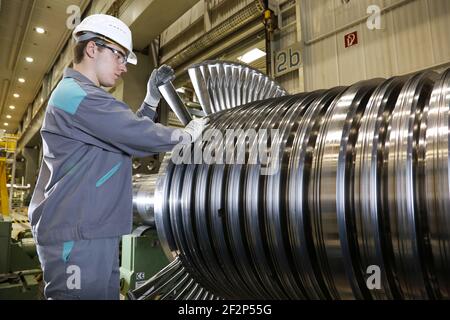 Themenfoto, Berufsausfälle bei Siemens Energy - junger Ingenieur in der Produktion, kooperative Ingenieurausbildung bei Siemens Energy ist die duale Ingenieurausbildung ein Duales Studium, eine Fachkräfteausbildung ("Lehrstelle") wird mit einem Ingenieurstudium kombiniert, Mülheim an der Ruhr, Nordrhein-Westfalen, Deutschland, Archivbild von 07/15/2013 Stockfoto