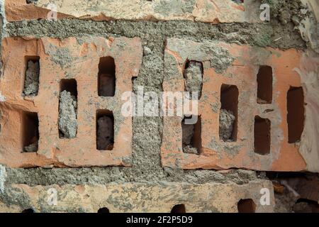 Nahaufnahme alten verwitterten orangen Ziegelwand Fragment. Stockfoto