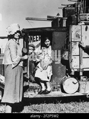 Dürre Flüchtlinge aus Oklahoma auf der Suche nach Arbeit in den Erbsen Felder von Kalifornien. In Der Nähe Von San Jose Mission März 1935 . Foto von Dorothea lange. Stockfoto