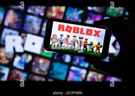LONDON, UK - März 2021: Person mit einem Smartphone mit Roblox-Spiel-Logo Stockfoto
