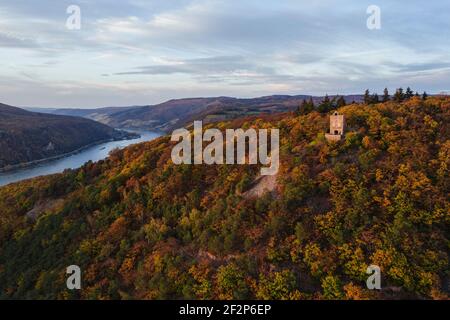 Spaziergang zur Burgruine Rossel im Rheingau Stockfoto