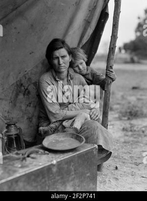 Familie der Wanderarbeiter in der Landwirtschaft. Sieben Kinder ohne Nahrung. Mutter im Alter von zweiunddreißig Jahren. Vater ist ein gebürtiger Kalifornier. Nipomo, Kalifornien Foto zeigt Florence Thompson mit zwei ihrer Kinder als Teil der 'Migrant Mother' Serie. März 1936 . Foto von Dorothea lange. Stockfoto