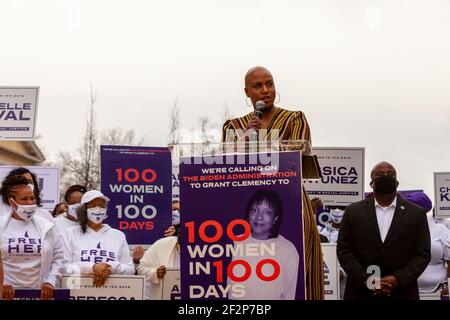 Washington, DC, USA, 12. März 2021. Im Bild: Vertreterin Ayanna Pressley spricht bei der 100 Women in 100 Days Kundgebung, die vom Nationalrat für eingekerkerte und früher eingekerkerte Frauen und Mädchen gesponsert wird. Die Kundgebung versuchte, Präsident Joe Biden unter Druck zu setzen, während seiner ersten 100 dau=ys im Amt 100 Frauen in Bundesgefängnissen Gnade zu gewähren. Kredit: Allison C Bailey/Alamy Live Nachrichten Stockfoto