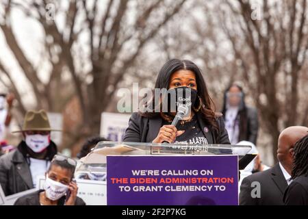 Washington, DC, USA, 12. März 2021. Im Bild: Die Vertreterin Cori Bush spricht bei der 100 Women in 100 Days Kundgebung, die vom Nationalrat für eingekerkerte und früher eingekerkerte Frauen und Mädchen gesponsert wird. Die Kundgebung versuchte, Präsident Joe Biden unter Druck zu setzen, während seiner ersten 100 dau=ys im Amt 100 Frauen in Bundesgefängnissen Gnade zu gewähren. Kredit: Allison C Bailey/Alamy Live Nachrichten Stockfoto