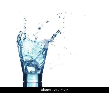 Wasserspritzer in Gläsern isoliert auf weißem Hintergrund. Kaltes Mineralwasser mit Eis im Glas. Stockfoto
