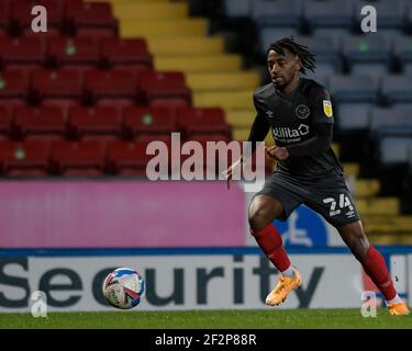 Blackburn, Großbritannien. März 2021, 12th. Tariqe Fosu #24 von Brentford läuft mit dem Ball in Blackburn, UK am 3/12/2021. (Foto von Simon Whitehead/News Images/Sipa USA) Quelle: SIPA USA/Alamy Live News Stockfoto