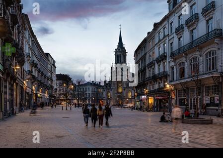 Saint-Gilles, Brüssel Hauptstadt Region - Belgien: 02 26 2021: Farbenfroher Sonnenuntergang über dem Parvis Marktplatz an einem samstagabend Stockfoto