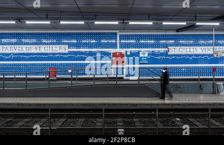 Saint-Gilles, Brüssel Hauptstadt Region - Belgien: 02 26 2021: Blaue Fliesen Innenarchitektur der U-Bahn-Station Stockfoto