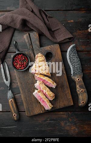 Thunfisch Tataki Sesamkruste Vorspeiseset, auf hölzernen Servierbrett, auf alten dunklen Holztisch Hintergrund, Draufsicht flach legen Stockfoto