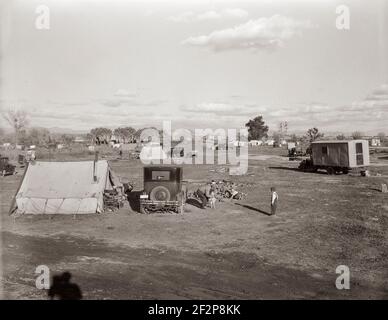 Hooverville aus Bakersfield, Kalifornien. Eine schnell wachsende Gemeinschaft von Menschen leben mieten-frei am Rande der Stadt Dump in welcher Art von Unterschlupf zur Verfügung. Etwa tausend Menschen leben hier und erziehen Kinder. April 1936. . Foto von Dorothea lange. Stockfoto