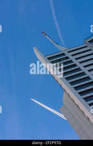 Österreich, Wien, Hochhaus Neue Donau, Flugzeug, Contrails 22. Donaustadt, Stockfoto