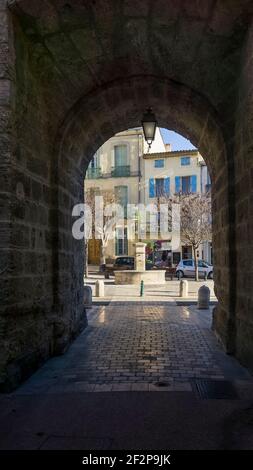 Tour de l Horloge, erbaut im 18. Jahrhundert und diente als einer der Eingänge in die Altstadt von Nissan lez Enserune Stockfoto