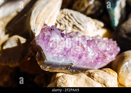 Amethyst ist eine violette makrokristalline Quarzsorte Stockfoto
