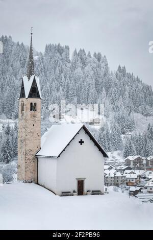 Alte Kirche der Beata Vergine della Salute (Heilige Jungfrau der Gesundheit) in einer beherrschenden Stellung in der kleinen Stadt Caviola, Weiler Falcade, Valle del Biois, Provinz Belluno, Venetien, Italien Stockfoto