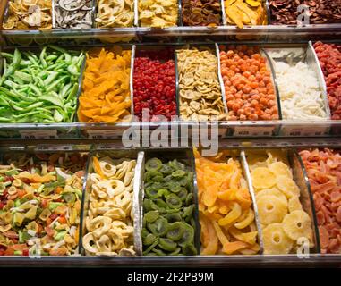 Trockene Frucht der verschiedenen Art befindet sich in einem Markt verkauft. Stockfoto