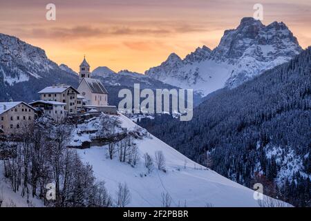 Italien, Venetien, Belluno, Agordino, das Dorf Colle Santa Lucia im Winter mit Berg Pelmo im Hintergrund, Dolomiten Stockfoto