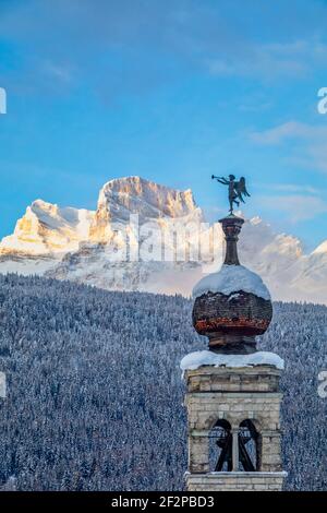 Kirche von San Rocco, 16th Jahrhundert, in Cancia di Borca di Cadore, hinter dem Berg Pelmo und dem charakteristischen Trompetenengel auf der Spitze des Glockenturms, Valle del Boite, Belluno, Venetien, Italien Stockfoto