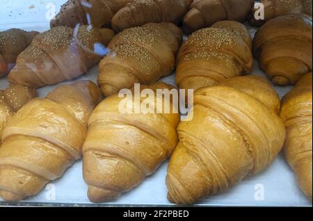 Frisch gebackene Croissants im Café-Regal Stockfoto