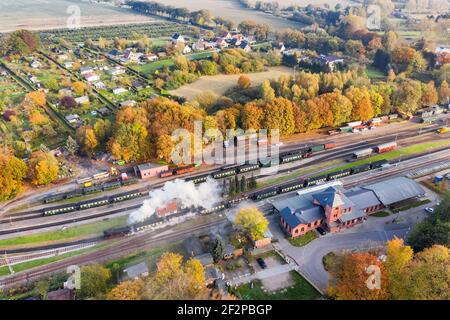 Deutschland, Mecklenburg-Vorpommern, Rügen, Putbus, Bahnhof, Empfangsgebäude, Dampflokomotive, Zugabfahrt, schräge Ansicht, Luftaufnahme Stockfoto