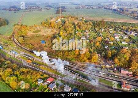 Deutschland, Mecklenburg-Vorpommern, Rügen, Putbus, Bahnhof, Dampflokomotive, Zug verlässt Bahnhof, schräge Ansicht, Luftaufnahme Stockfoto