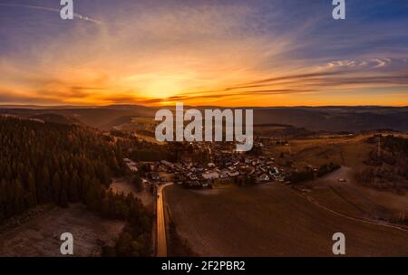 Deutschland, Thüringen, Stadt Schwarzatal, Meuselbach-Schwarzmühle, Dorf, Wald, Berge, Sonne, Abendlicht Stockfoto