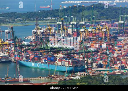 Singapur EINE Vielzahl von Containern mit Frachtern im Hafen von Singapur. Stockfoto