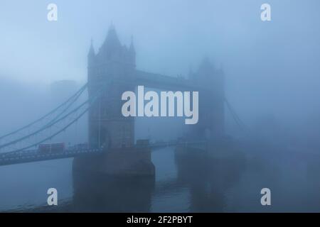 England, London, Themse und Tower Bridge am frühen Morgen Mist Stockfoto