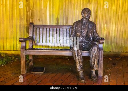 England, East Sussex, Burwash, die sitzende Statue von Rudyard Kipling in der Burwash High Street Stockfoto