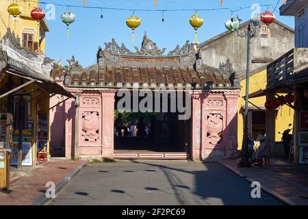 Der pastellrosa ummauerte Eingang zur japanischen überdachten Brücke (CAU Nhat Ban) von der Nguyen Thi Minh Khai Straße in Hoi an Altstadt, Vietnam Stockfoto