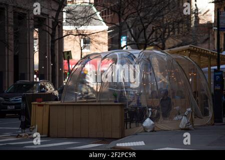 Manhattan, New York, USA. März 2021, 12th. Im Finanzviertel von Manhattan, New York, speisen die Menschen in einer Blase im Freien. Obligatorische Gutschrift: Kostas Lymperopoulos/CSM/Alamy Live News Stockfoto