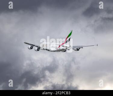 London, Heathrow Airport - 18. August 2019: Dramatische Aufnahme einer Emirates A380, die gegen schlechtes Wetter mit dunklen Gewitterwolken fliegt. Bild Abdul Stockfoto