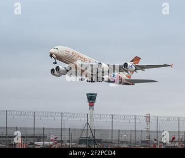 London, Heathrow Airport -Januay 08, 2020: Actionbild eines Etihad Airbus A380, der vom Flughafen Heathrow am Tower, dem Terminal, vorbeifährt Stockfoto