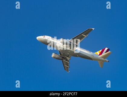 London, Heathrow Airport - September 2015, EIN deutscher Wings Airbus A319 fliegt über einem klaren blauen Himmel. Bild Abdul Quraishi Stockfoto