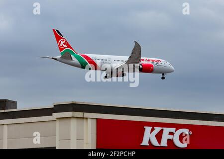 London, Großbritannien, März 2020: Ein Kenya Airways Boeing 787 Dreamliner fliegt über ein KFC Restaurant nach Heathrow. Bild Abdul Quraishi Stockfoto