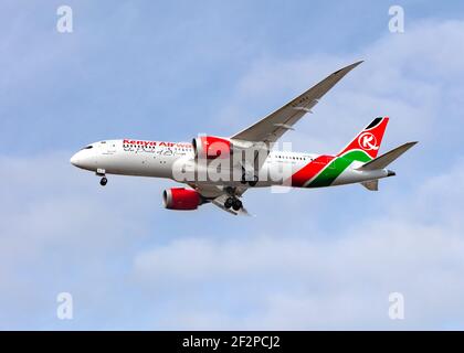 London, Großbritannien, Februar 2021 - Kenya Airways, Boeing 787 Dreamliner fliegend tief auf sie endgültige Annäherung an Land. Hell und kontrastreich. Stockfoto