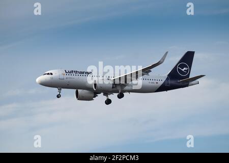 Großbritannien, London, Juli 2019 - die deutsche Fluggesellschaft Lufthansa Airbus A320neo kommt mit heruntergekommenen Rädern an Land. Foto: Abdul Quraishi Stockfoto