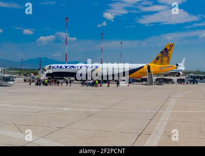 Kavala Airport, Griechenland, Juni 2019 - Olympus Airlines, Airbus A321 mit der Hybrid-Lackierung geparkt mit Treppen und Urlauber warten auf Bord. Bild Stockfoto