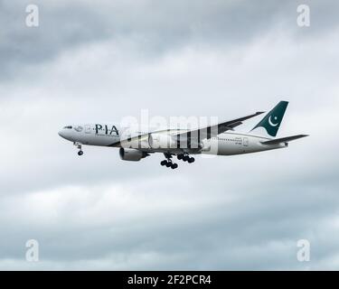 London, Heathrow Airport - März, 2020: PIA, Pakistan International Airlines auf seinem letzten Ansatz obwohl grau und bewölkt Tag. Bild Abdul Quraishi Stockfoto