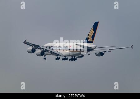 Großbritannien, London, April 2019, Singapore Airlines, Airbus A380 Super Jumbo fliegt durch einen bewölkten Tag. Von links hinten gesehen. Bild: Abdul Quraishi Stockfoto