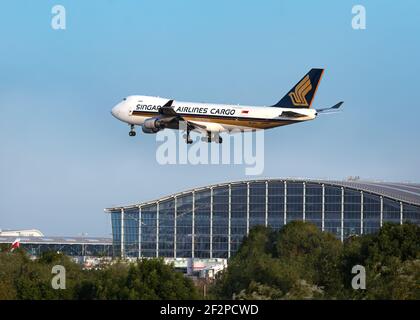 London Heathrow, Großbritannien, Juni 2019 - Singapore Airlines, Boeing 747, Cargo Jumbo Jet, kommen an Land, während sie am Terminal 5 vorbeifliegen. Stockfoto