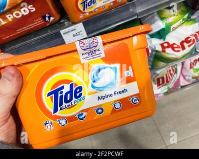 BELGRAD, SERBIEN - 4. MÄRZ 2021: Logo von Gezeitenwaschmittel auf Hülsen zum Verkauf. Tide Pods gehört zu Procter and Gamble und ist eine amerikanische Marke für Wäschereien Stockfoto