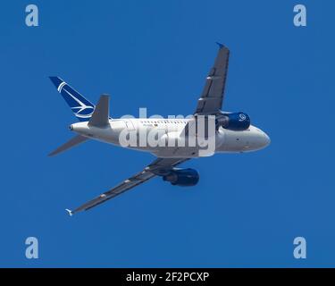 London, Großbritannien, April 2019. Rumänische Airline, Tarom, Airbus A318, über Kopf gefangen fliegen durch einen klaren blauen Himmel. Bild Abdul Quraishi Stockfoto