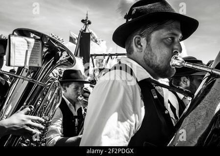 Deutschland, Bayern, Antdorf, Festwoche des Trachtenvereins. Musiker mit Tuba auf dem Festzug. Stockfoto