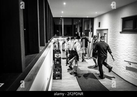 Deutschland, Bayern, Antdorf, Festwoche des Trachtenvereins. Männer im Clubhaus üben Schuhplapper in traditioneller Tracht. Stockfoto